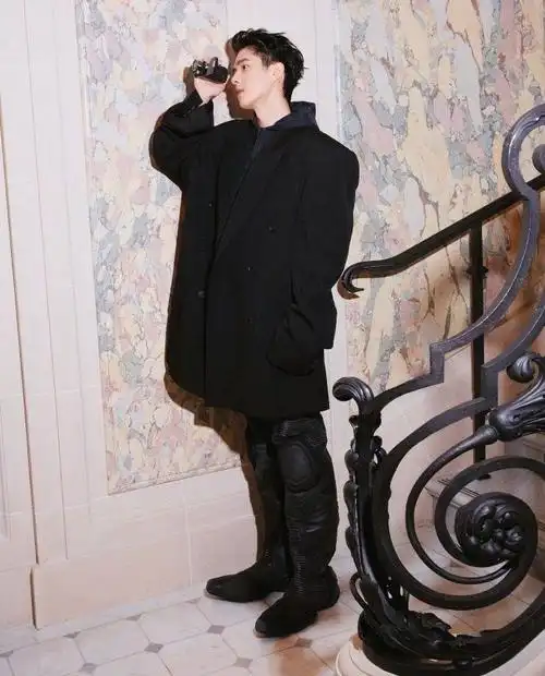 巴黎世家大秀上的刘昊然