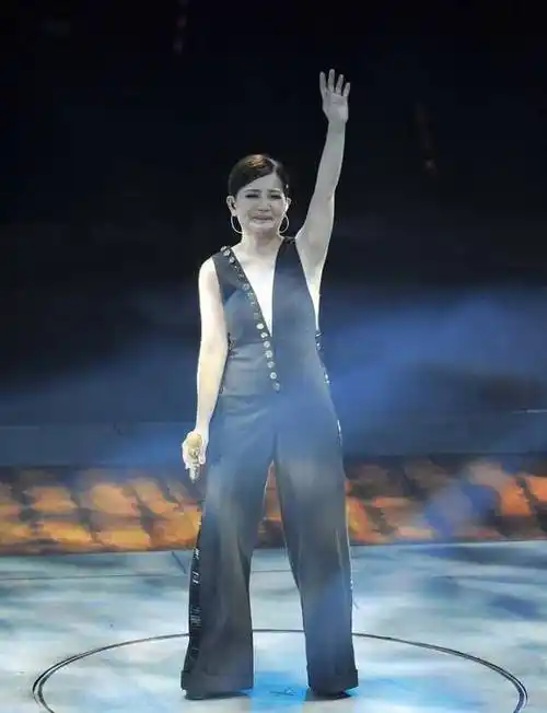 梁静茹的气场真强,穿连体裤虽然略显胖,但看着还是很高级_整体_细节