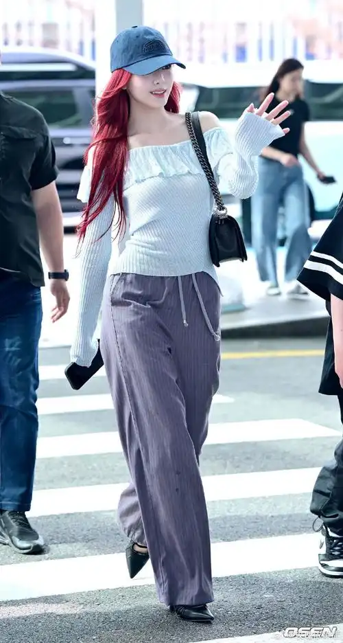 itzycloset92 申有娜机场穿搭 包 chanel leboy 裤 polysooem 帽