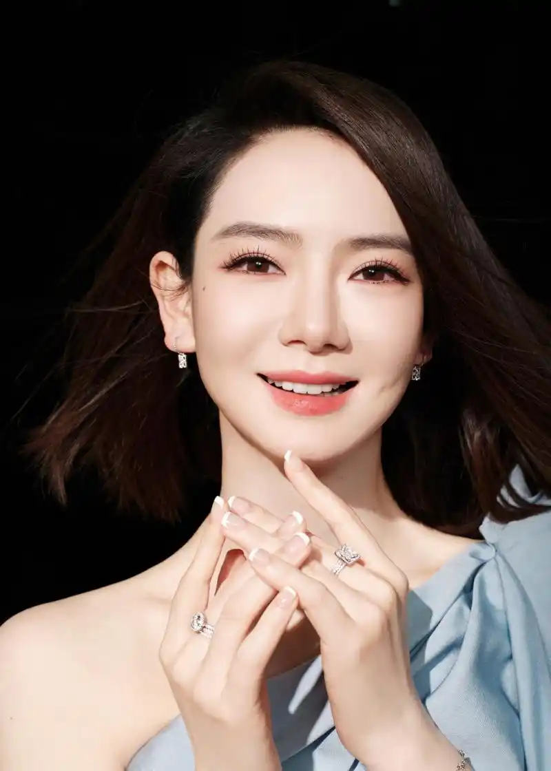 戚薇美妆头像写真