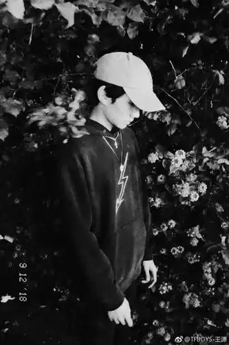 [tfboys][新闻]180913 王源更博晒鬼魅暗黑系照片,吓死你不偿命