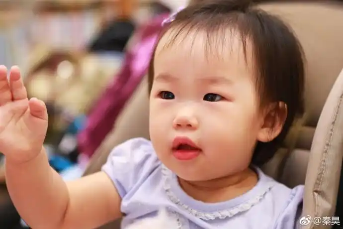 组图:秦昊晒小米粒萌照眯眼啃脚丫 长得和爸爸越来越像了
