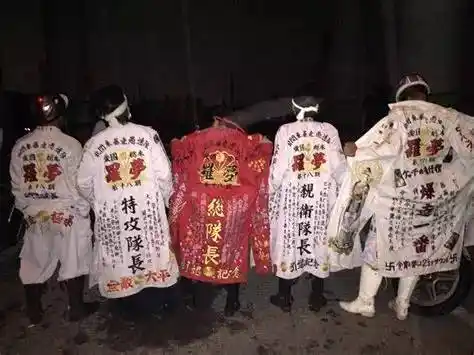 衣服上绣着各种大和民族的图案和汉字,最常见的无非是"夜露死苦","爱