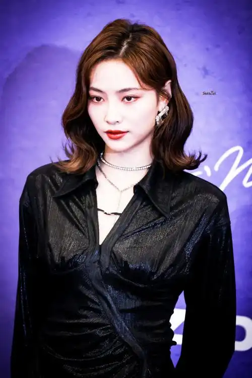 许佳琪今日上海活动现场黑色亮片露背群搭配小波浪卷,甜酷辣妹kiki好