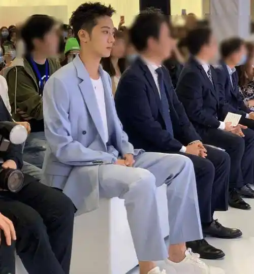 赖冠霖亮相线下活动,生图引发热议,这颜值认真的吗