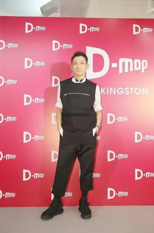 奔六的刘德华虽然脸老了但仍然是个大男孩穿的时髦似男团