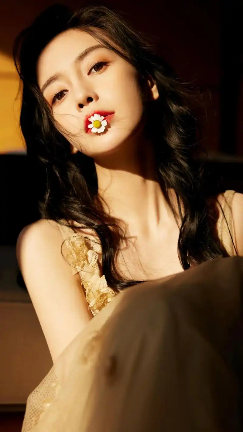 angelababy金色长裙魅惑写真