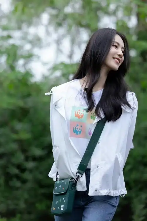 刘诗诗林中随拍##刘诗诗笑得好温柔