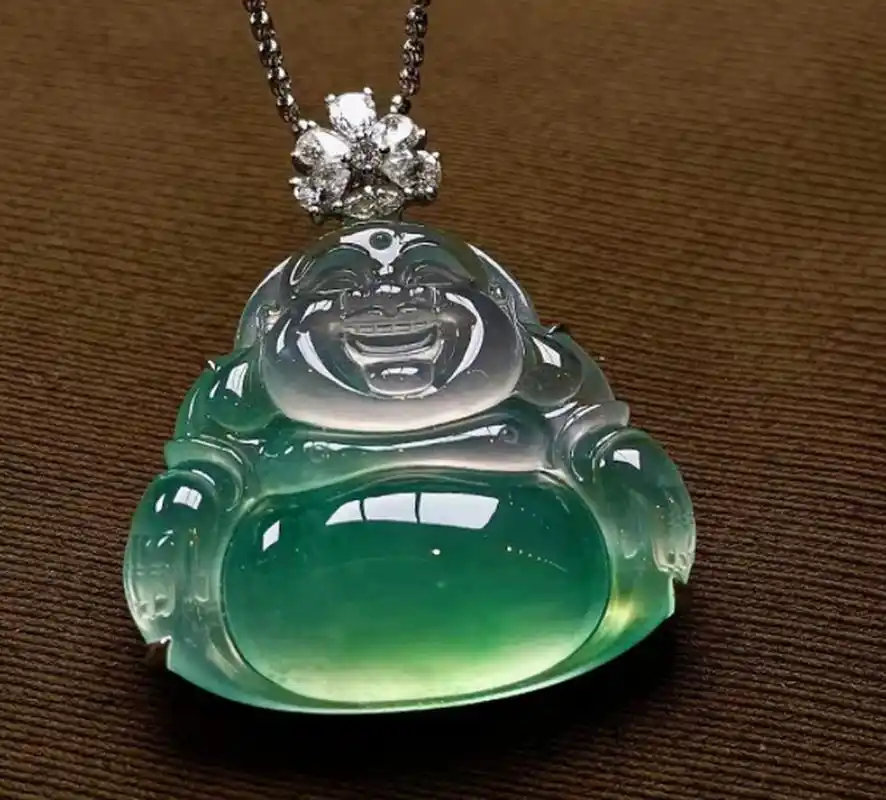 点击头像看直播##翡翠# 这枚玻璃种飘绿的翡翠佛公,素件造型,清透