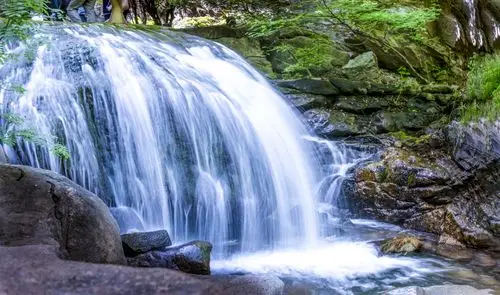 水涛沟自然风景区,全长15公里,有古树,怪石,山花与长年流淌不息的山水