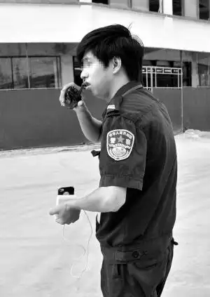 穿警服的津海建材市场保安人员