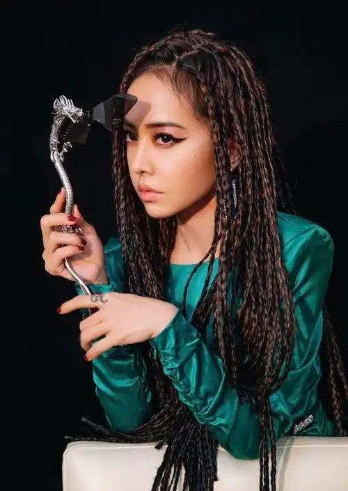 颜值身材还是很好的,轻松驾驭住脏辫,这样的她与以往印象中的不一样