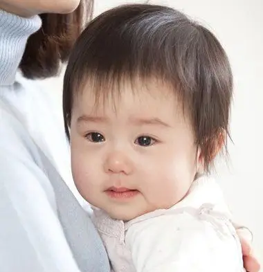 小女孩碎发刘海短直发发型,沿着发顶上的曲线,搭配出整齐细碎的柔软短