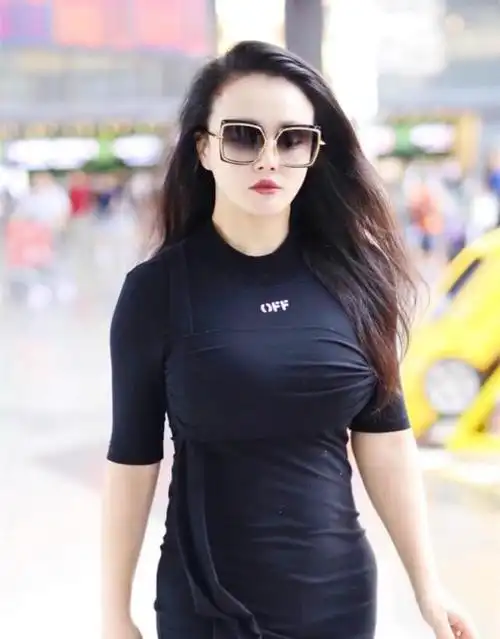 特别是在胸部的位置还在了束胸的设计,让冉莹颖的身材看起来有一种"勒