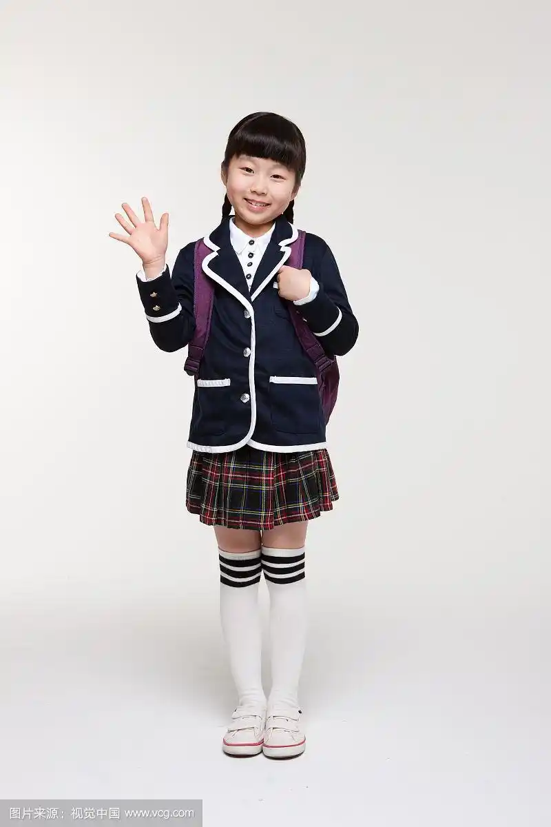 小学生穿校服