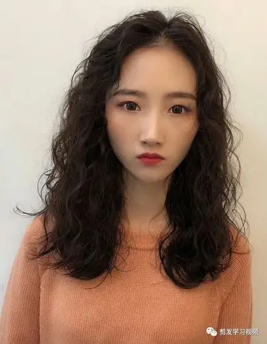 来烫发的一种发型,看起来是特别的不错的,筷子烫发型的效果也是很好的