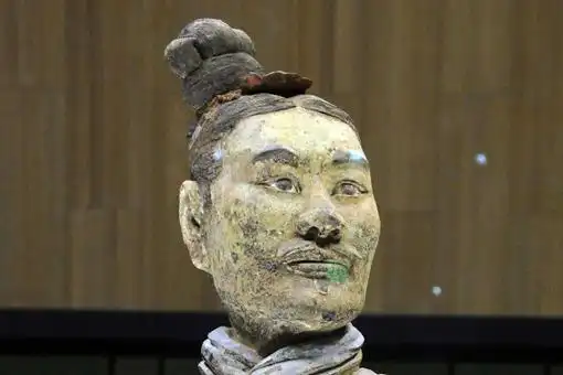 秦皇陵中有一绿脸兵马俑严谨外展这是为何绿脸兵马俑为何脸是绿色的