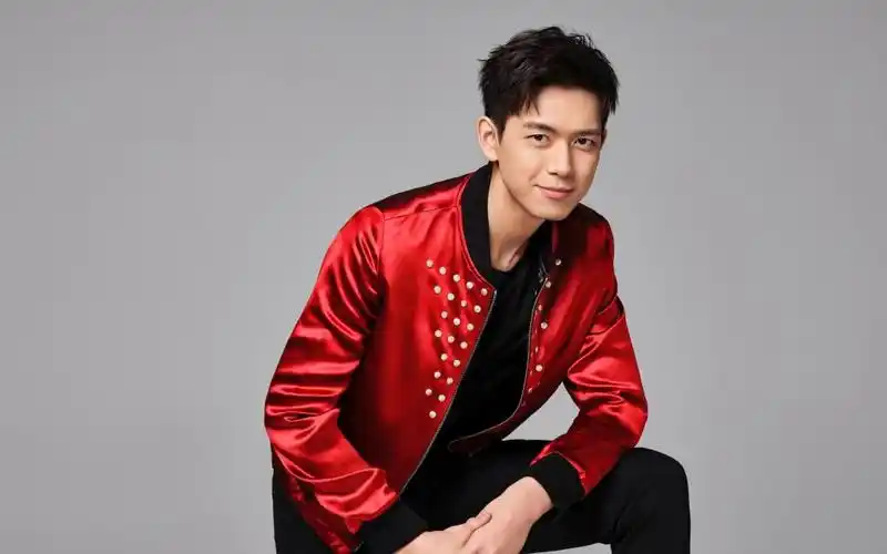 时尚男神李现穿红衣服展现个人魅力写真,高清壁纸图片,大陆明星-回车