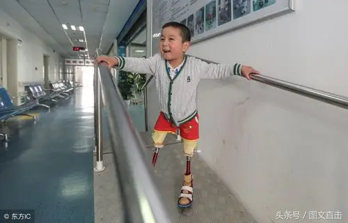 无腿男孩坐脸盆抱木凳,一句妈妈我会走路了,让很多网友心疼流泪