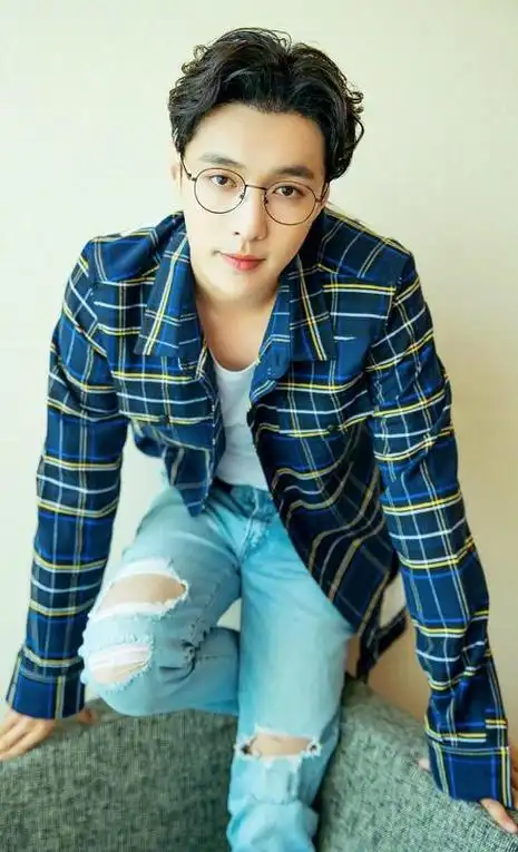 张艺兴戴眼镜壁纸,张艺兴戴眼镜高清图片大放送