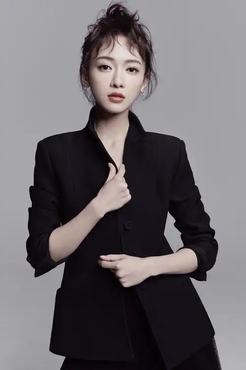 吴谨言最新写真曝光 抹胸西装率性优雅_手机搜狐网