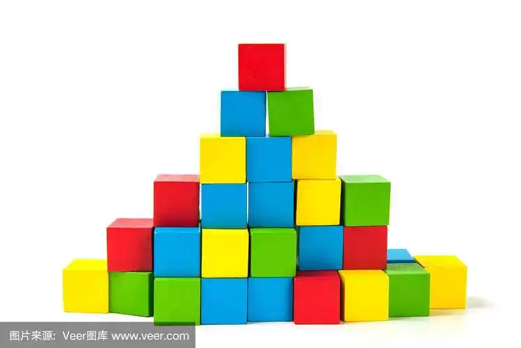 白色背景上五颜六色的木方积木堆叠