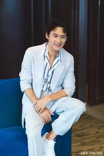 袁弘微博被网友纷纷评论高危职业要小心,"人血馒头"事件未平息