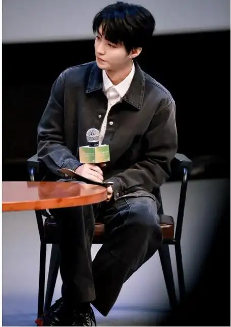 王俊凯出席了平遥影展,一身黑色牛仔外套展现出了俊朗帅气