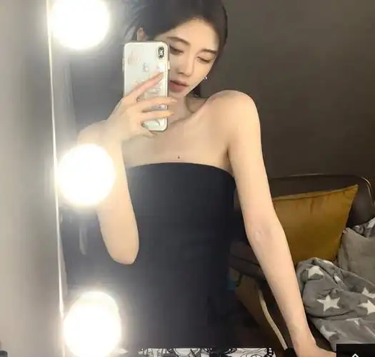 鞠婧祎晒自拍照黑裙露香肩美腿甜美又可人