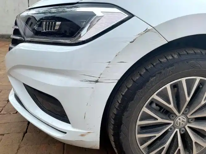 速腾前保险杠是塑料的不用管,这第二张图这一点需要去做喷漆吗,自己拿