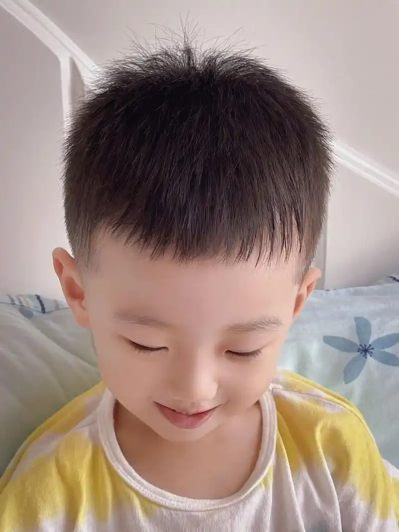 夏季男童短发 | 明星同款寸头98 小朋友头发长得好快 又去修剪头发