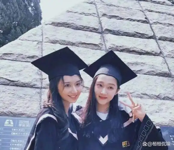 徐梓钧和关晓彤是同班同学,一起出演了《二十不惑》,观众记得女主是