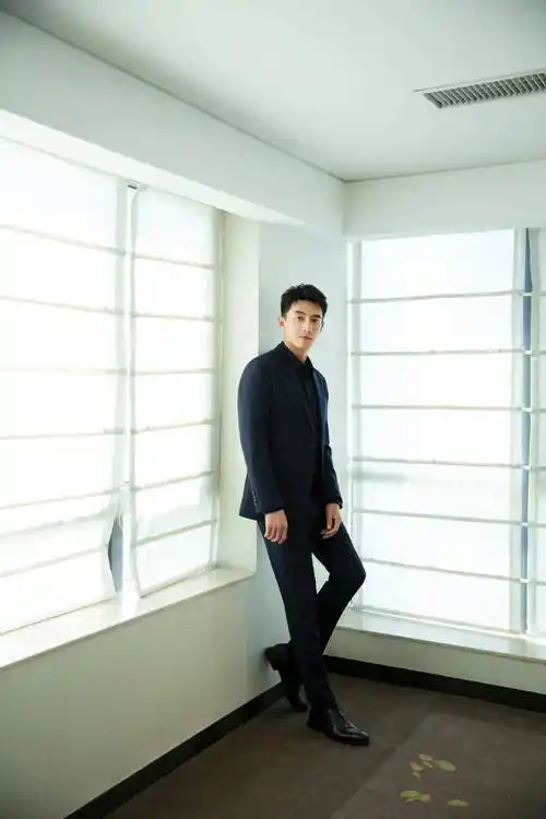 明星林更新写真集:剑眉星眸,仪表堂堂