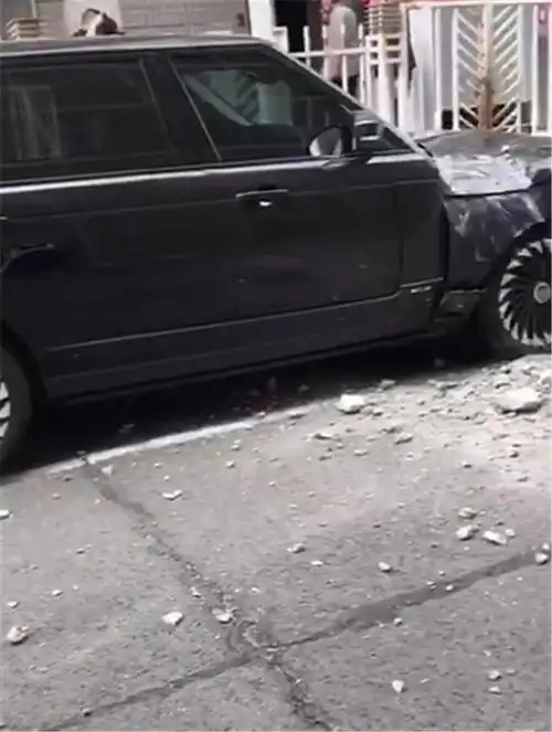 事件都会在此呈现,而本期的热门内容便是:楼顶"抛物"砸到百万路虎揽胜