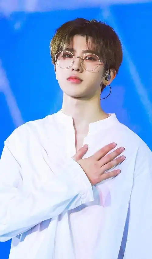 蔡徐坤金丝眼镜帅气阳光时尚写真