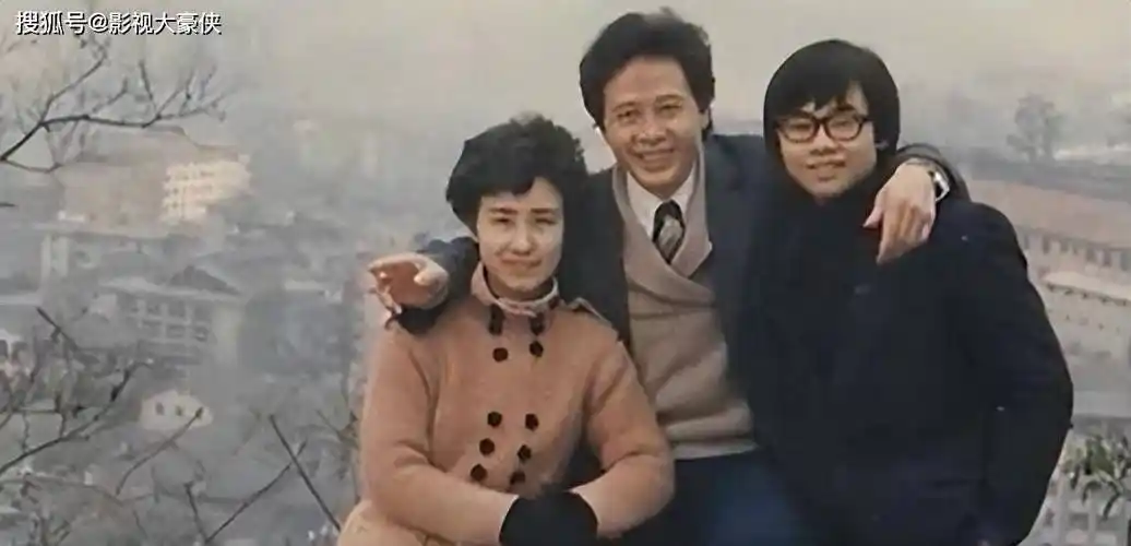 离婚30年,刀郎和前妻简直天差地别,一个住豪宅另一个一无所有_杨娜