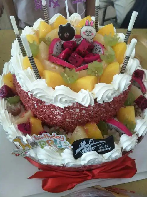 今天是这个学期以来学生第一次在学校里过生日,看着每个学生给他过