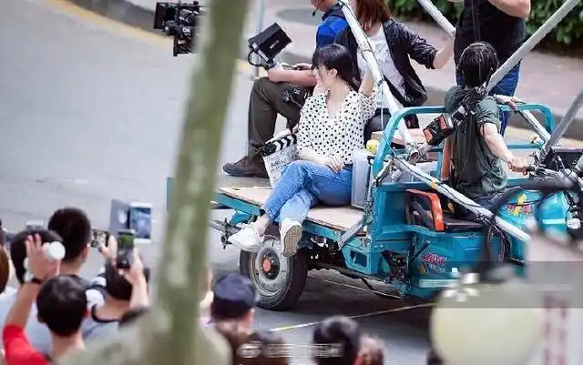 范冰冰重回微胖界,新电影路透衬衫配牛仔裤超级显胖,但颜值高啊