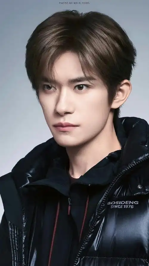 帅帅的 很安心[吃馕]#易烊千玺又染金发了#.#易烊千玺纯黑色西装