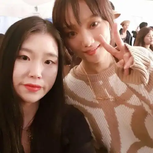 李圣经与人合照