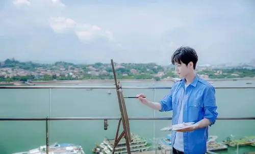 肖战壁纸:他是一个很爱笑的人,看到他笑容的人嘴角也会上扬