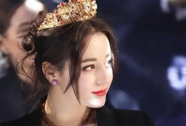 有种"整容"叫迪丽热巴,头戴皇冠美成小仙女,网友:顶不住了!