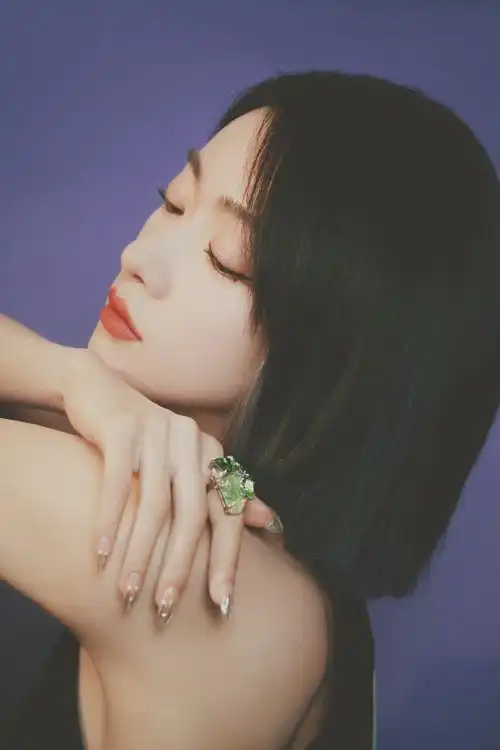 吴谨言冷感撞色大片