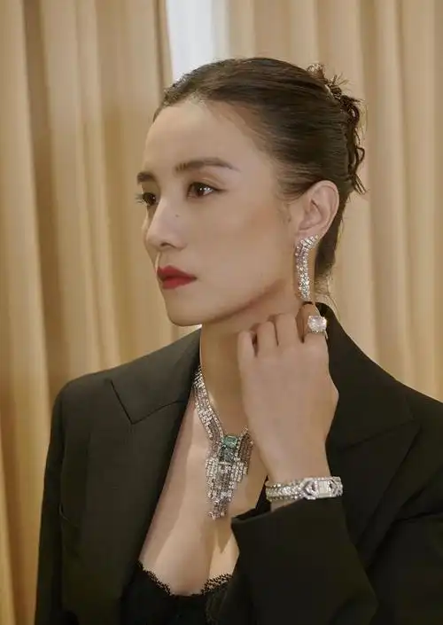 宋佳雨中漫步现"西装杀"气质满分 高盘发眼神凌厉尽显别样风采