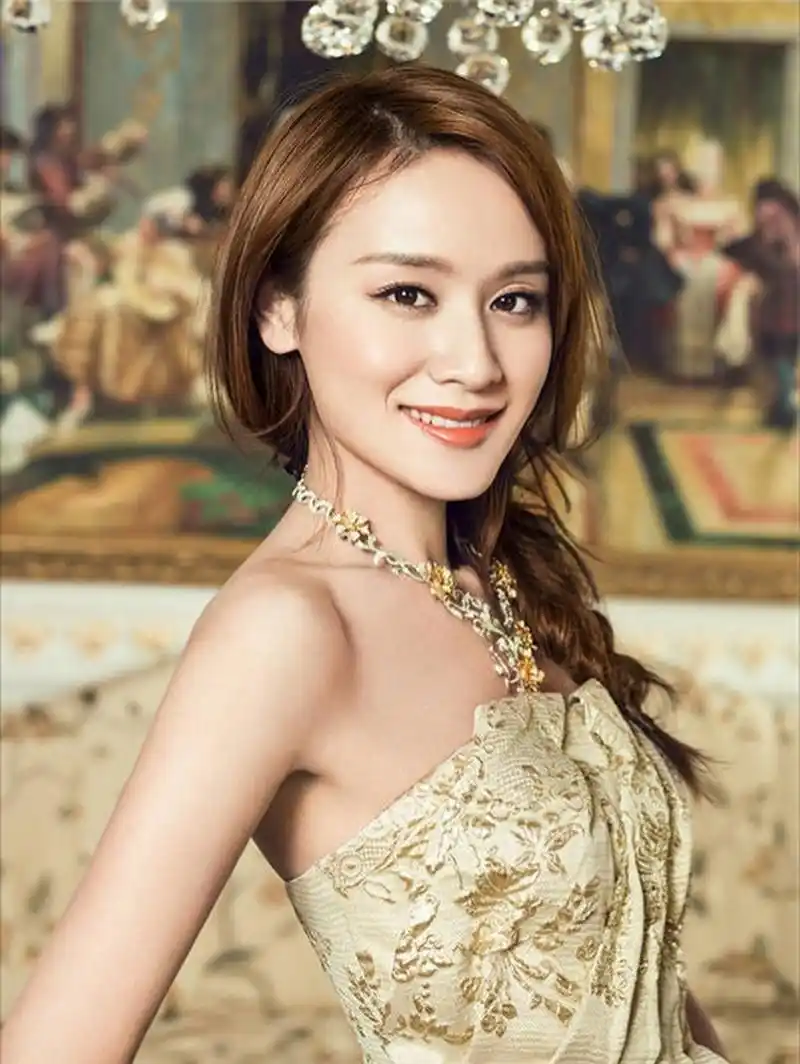 叶一茜生于福建省南平市政和县,中国内地流行乐女歌手,影视演员,主持