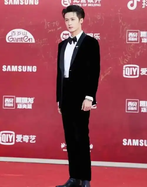 网易首页>网易号>正文申请入驻> 王嘉尔王嘉尔的穿衣打扮十足的时尚潮