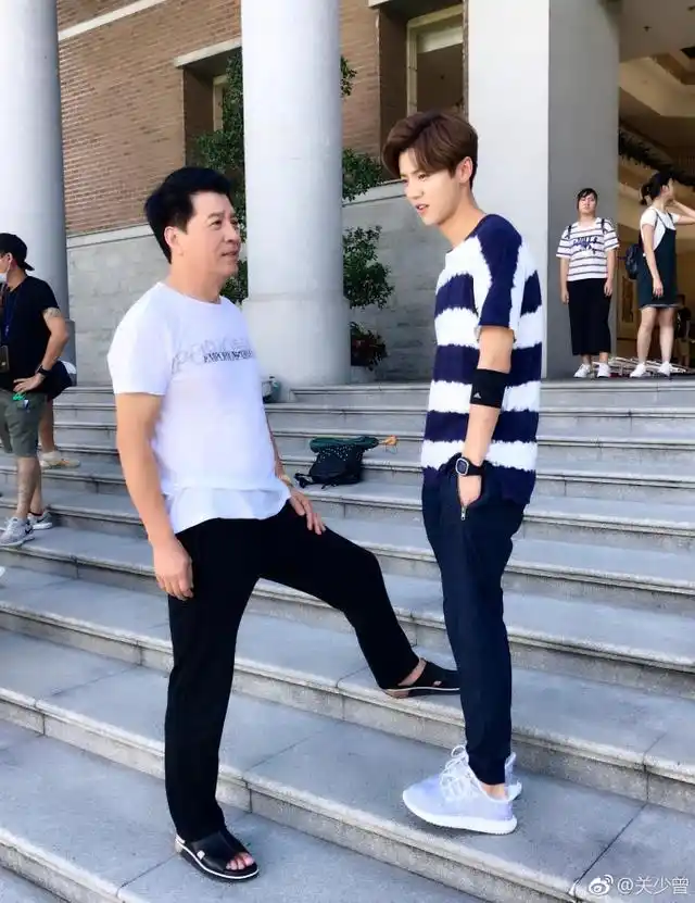 关晓彤爸爸晒与鹿晗合照两人关系融洽破分手传闻