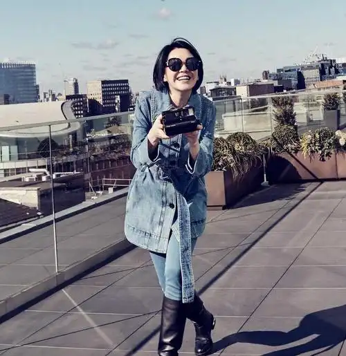 许晴太会赶时髦了剪了短发一身牛仔打扮配中筒靴美到骨子里