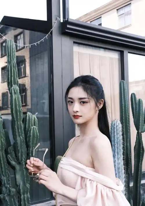 周洁琼晒早秋拍摄花絮照穿浅粉抹胸秀性感一字肩