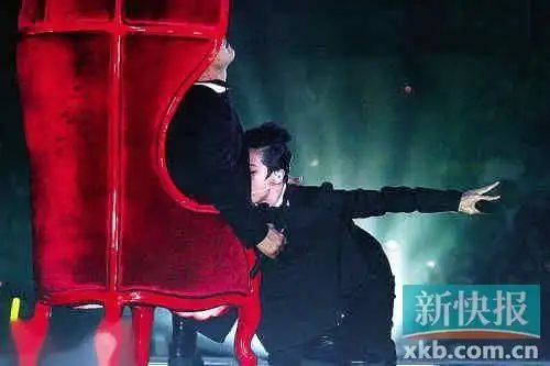 陈奕迅何韵诗表演尺度令人哗然